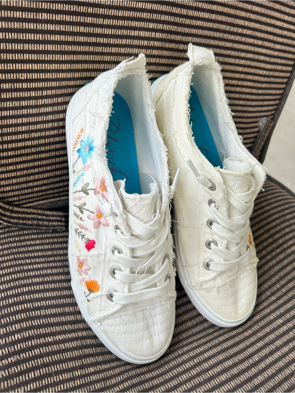 Blowfish Malibu Women's White Canvas Floral Embroidered Slip On Boho Shoes 10M